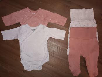 2 bodies et 2 bas (leggings avec pieds) kiabi 1 mois fille