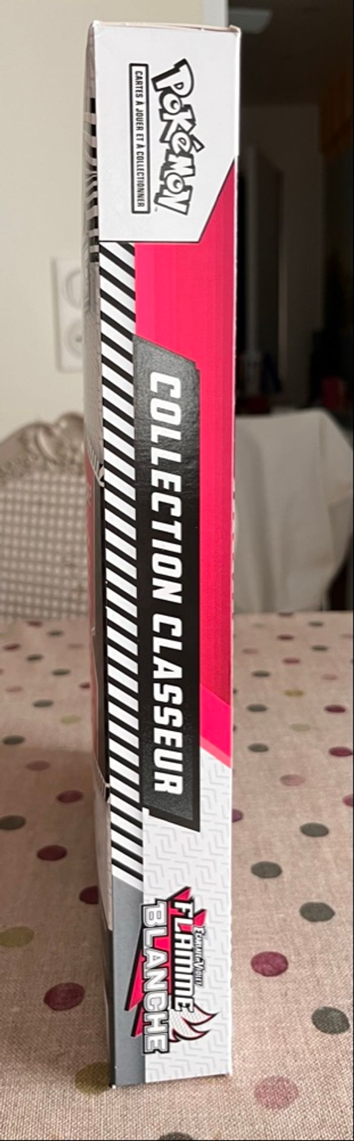 Coffret Collection Classeur Flamme Blanche EV 10.5 Pokémon - photo numéro 3