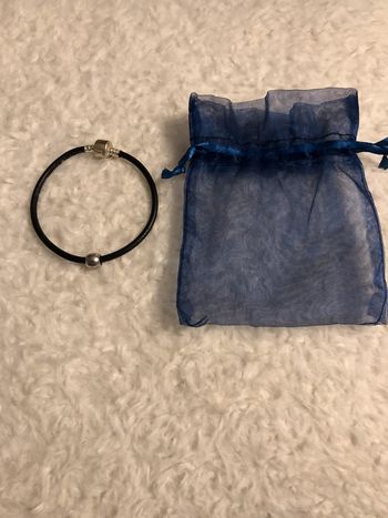 BB- bracelet noir/argenté NEUF dans sa pochette en voile