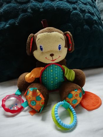peluche singe avec activités pour bébé