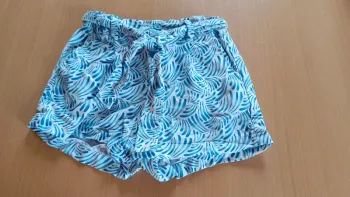 Short cargo bleu et blanc