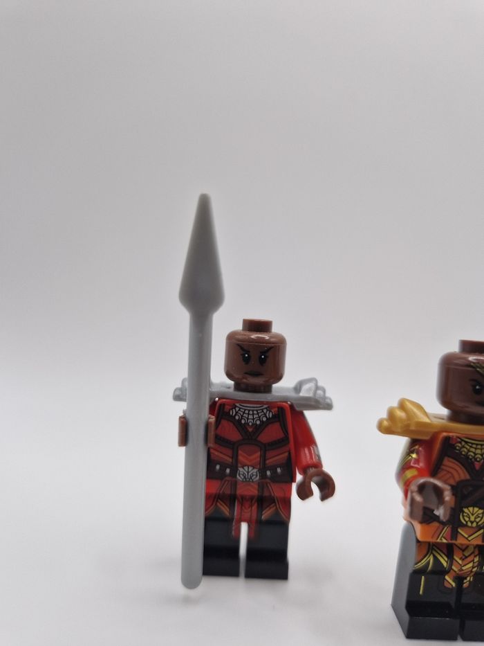 Figurines type lego Okoye générale du Wakanda + 2 guerrières du Wakanda Marvel - photo numéro 3