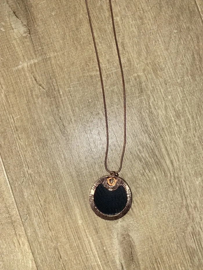 Collier doré et noir - photo numéro 4
