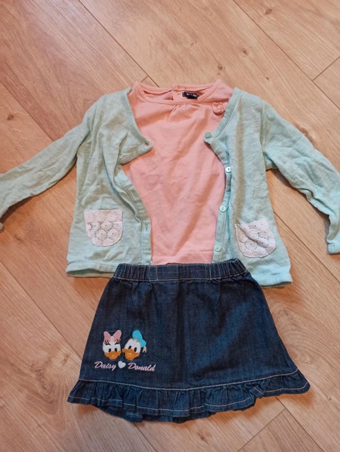 Ensemble jupe, t-shirt manches longues et gilet