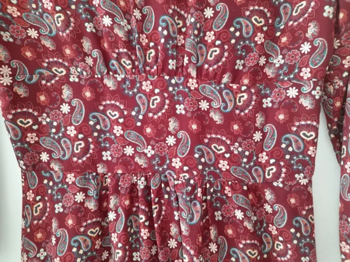 Robe longue resserrée à la taille. - photo numéro 6
