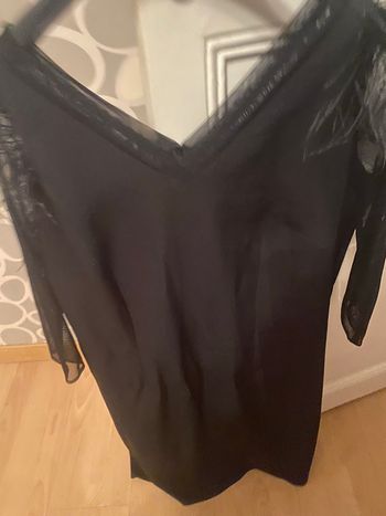 Robe noire avec plume