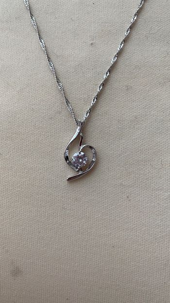 Collier argenté avec faux diamant de qualité car des dizaines de facettes