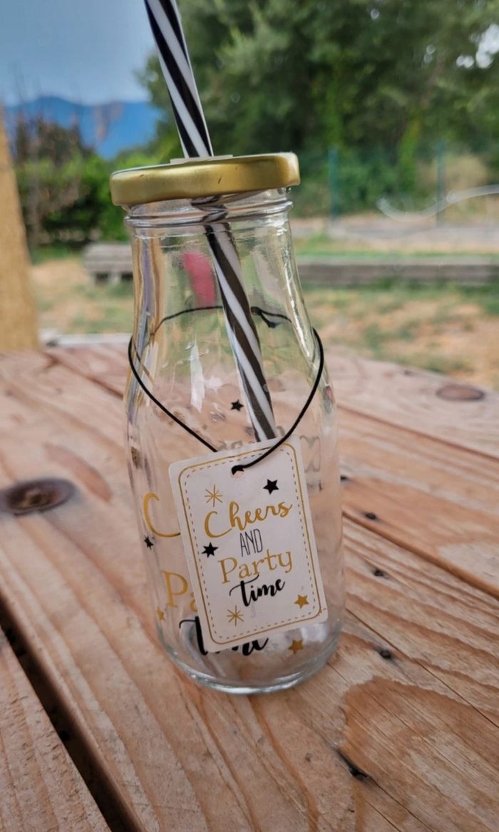 Bouteille en verre avec paille - photo numéro 2