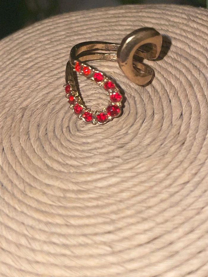 Bague fantaisie. Taille 62. Strass rouge. Très bon état. - photo numéro 2