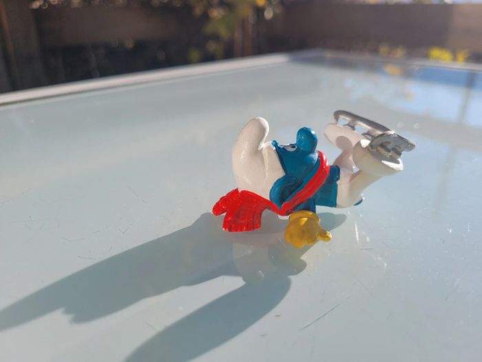 Figurines anciennes Schtroumpfs : patineur, policier, étudiant, bébé S. avec hochet - photo numéro 4