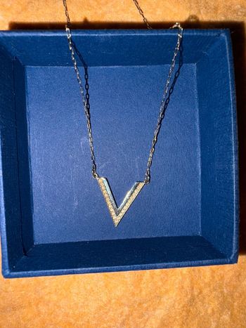 Collier V bon état