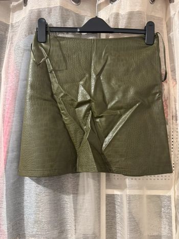 Jupe courte en similicuir vert taille 40 | Primark