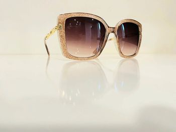 Lunette de soleil femme beige transparente bras en chaîne dorée UV protection catégorie 3