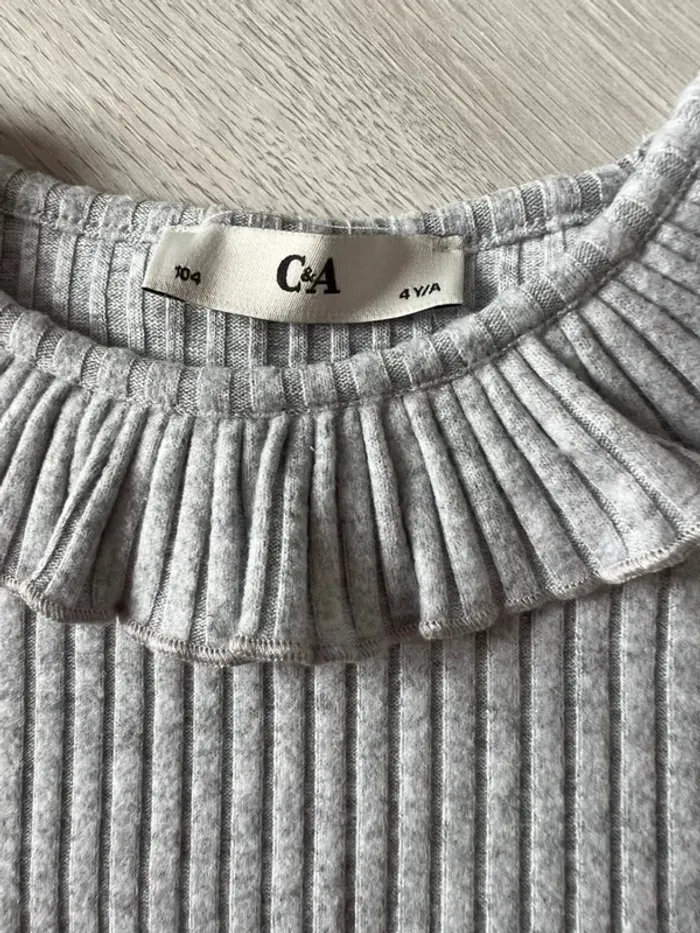 Joli pull mi saison gris clair 4 ans C&A - photo numéro 3