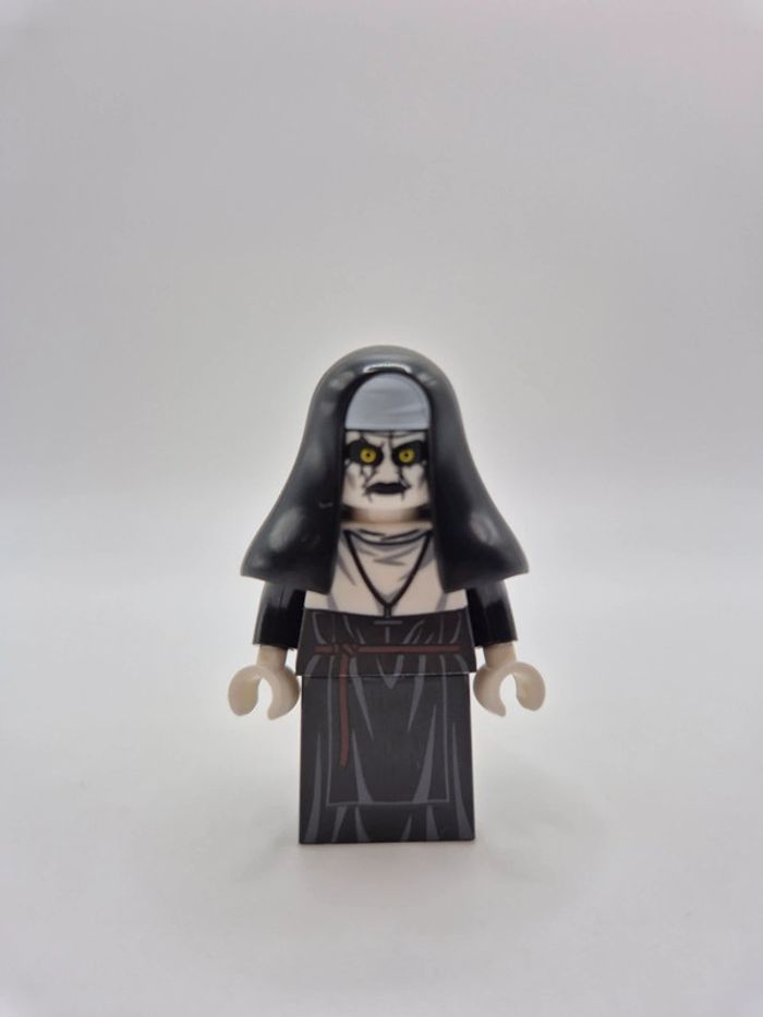 Figurine type lego La Nonne Conjuring