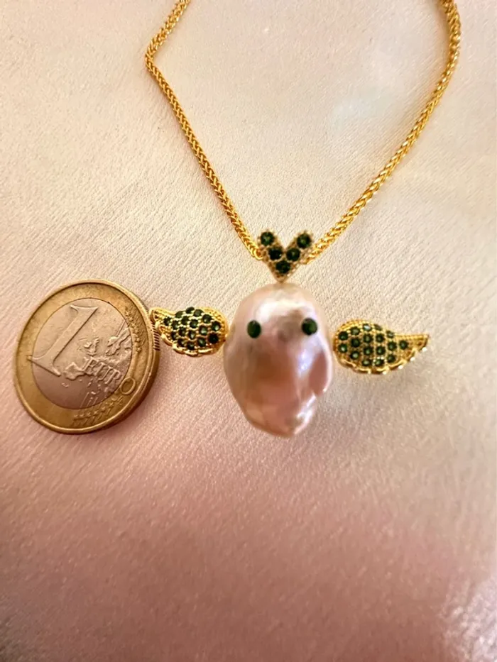 Collier doré avec perle naturelle baroque et ailes strassées – Pièce unique - photo numéro 3