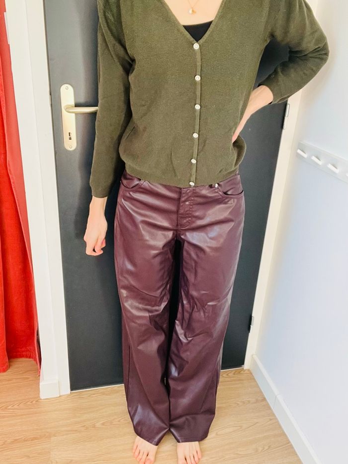 Pantalon similicuir bordeaux lisse doublure douce chaude pull and bear taille 34 - photo numéro 3