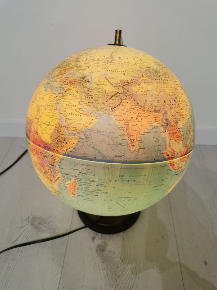 Globe terrestre lumineux - photo numéro 2