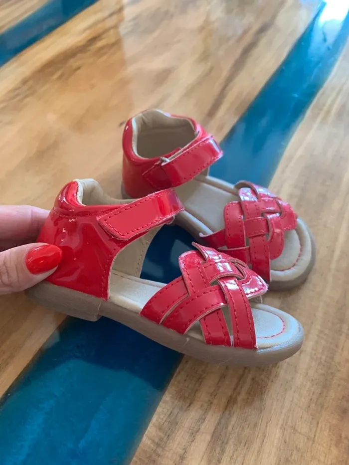 Sandales rouge vernis taille 19
