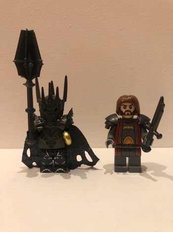 Figurine type lego Sauron avec l’anneau de pouvoir et Izildur. le seigneur des anneaux
