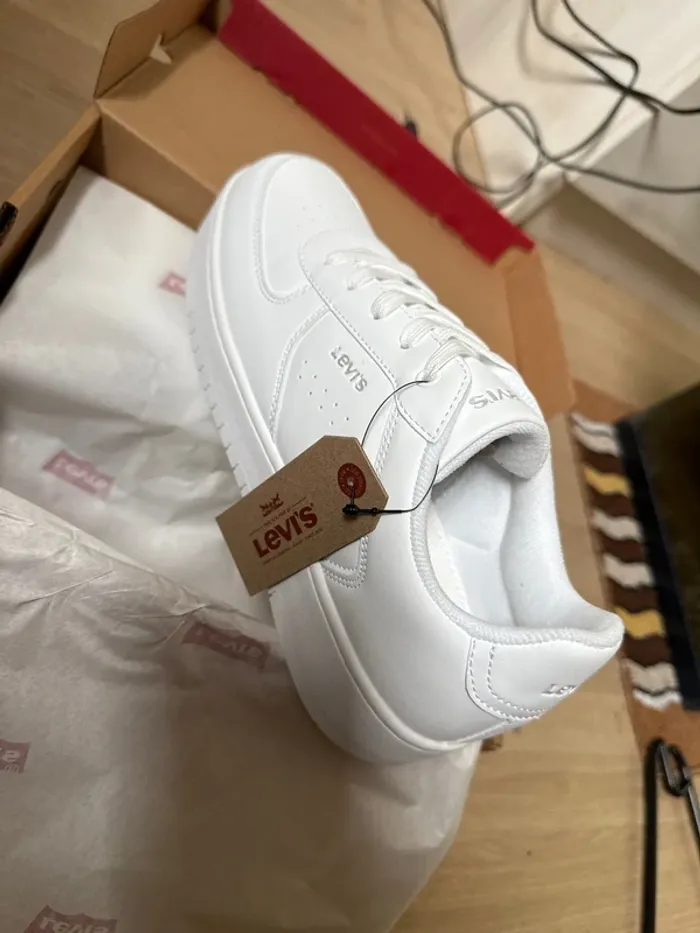Magnifiques baskets blanches Levi’s neuves avec étiquette pointure 39 - photo numéro 2