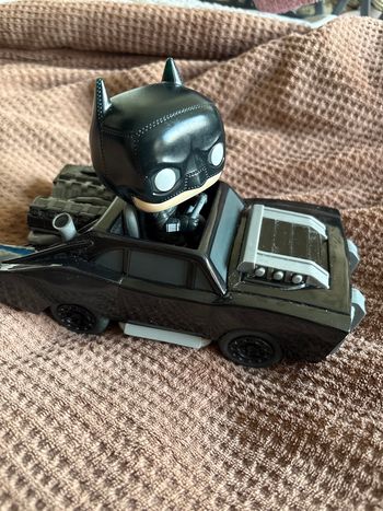 Pop Batman dans sa voiture 