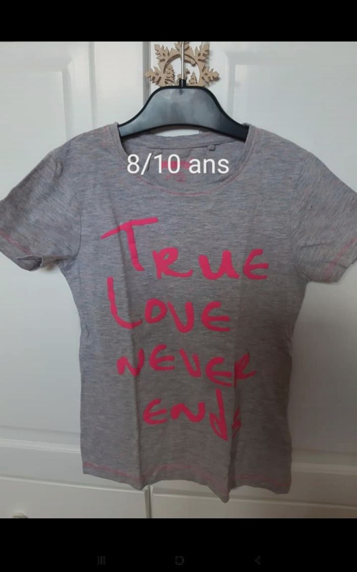 Tee shirt gris avec motif rose