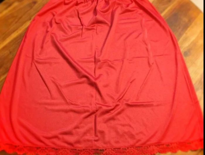 Jupon rouge - Dentelle - 54/56 - NEUF - photo numéro 5