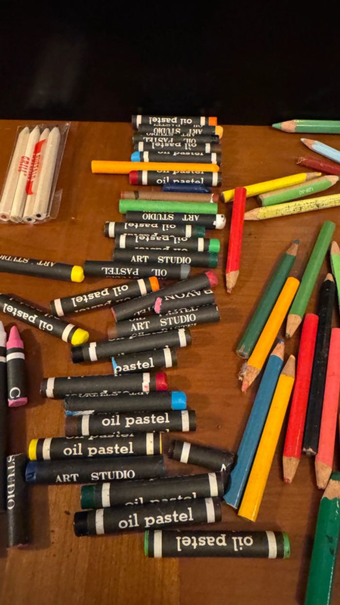 Ensemble de plusieurs crayon de couleur, crayon de cire, crayon à l’huile, et peinture - photo numéro 2