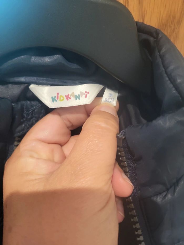 Veste sans manche 3 ans, bon état qq tâches - photo numéro 2