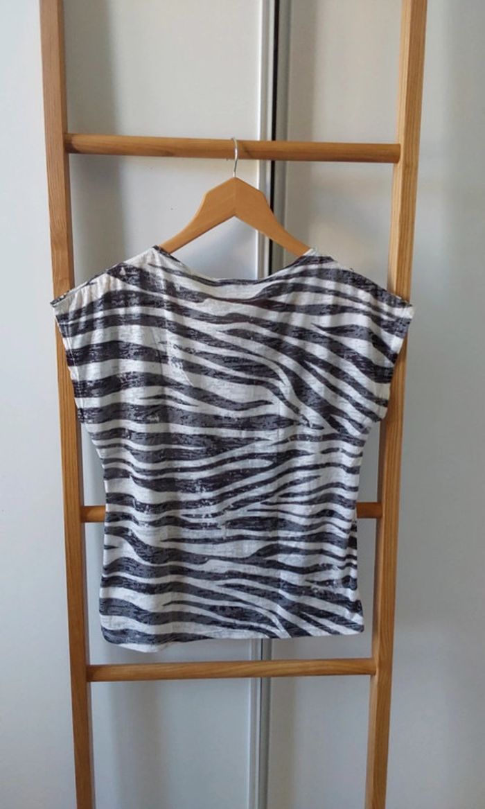 Jolie blouse zébrée noire blanc  argenté  T 38 - photo numéro 8