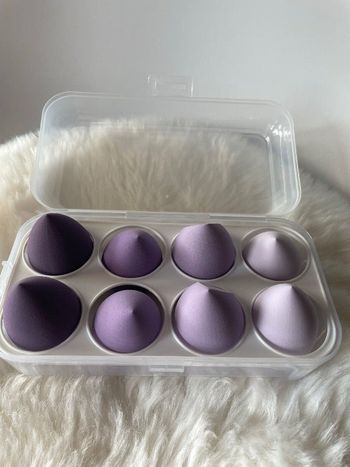 Boîte avec 8 éponges à maquillage violet