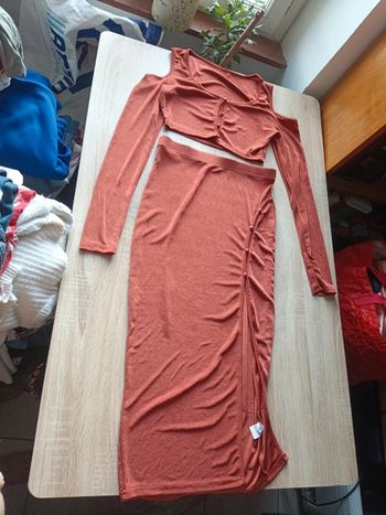 Ensemble jupe fendue et haut court