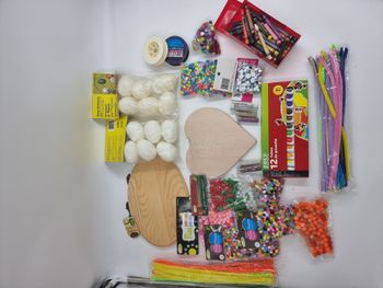 Lot créatif divers avec 2 plaques de bois neuves, plusieurs sachets de mini pompons neufs etc.