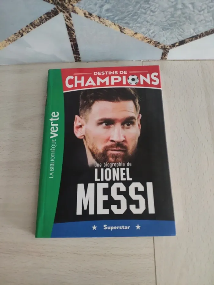 Livre enfant jeunesse destins de champions biographie Messi bibliothèque verte