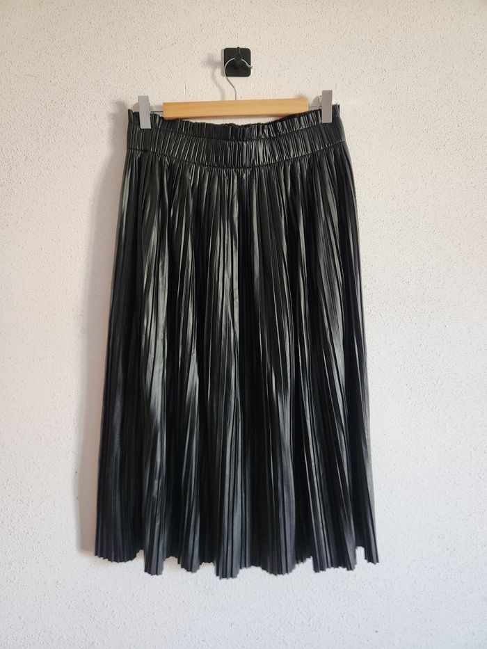 Jupe plissée simili cuir noire Only – Taille M