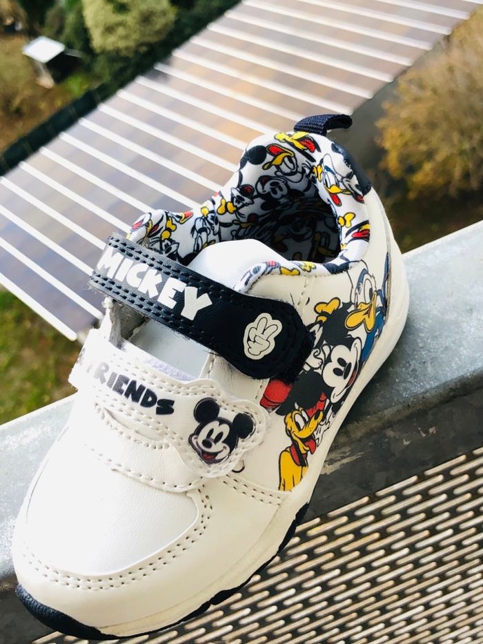 Basket Mickey neuf sans étiquette pointure 22🧸 - photo numéro 2