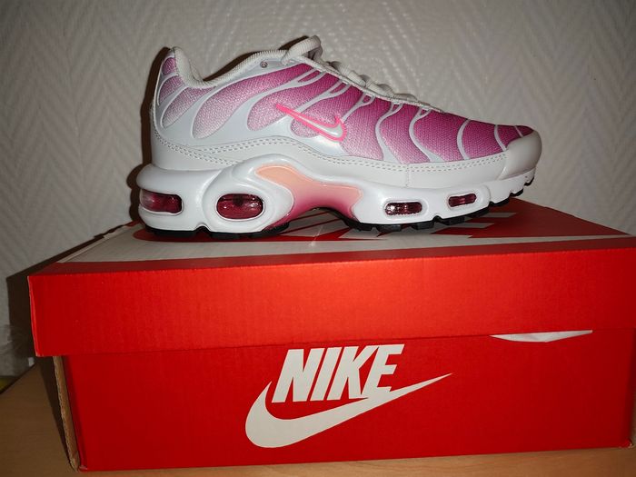 Nike air Max plus taille 38 neuf avec étiquette et emballage.