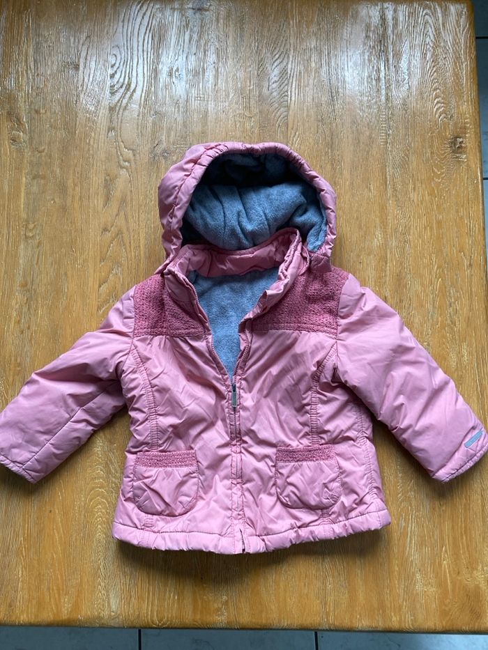 Anorak rose saumon avec capuche amovible et doublure en polaire grise taille 18 - 24 mois
