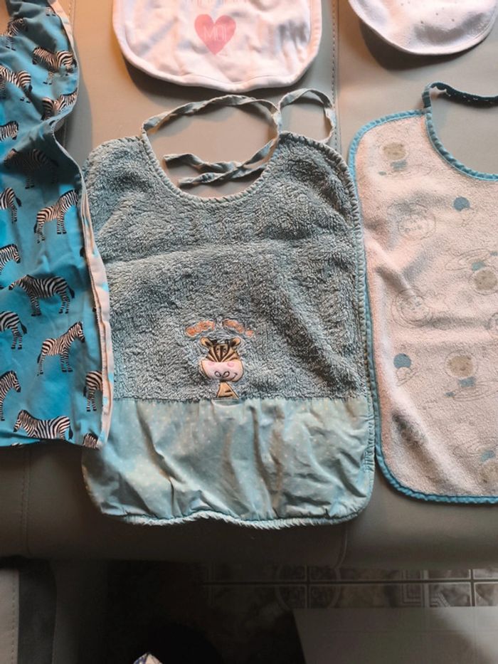 Lot de bavoirs différentes tailles / âges - photo numéro 3