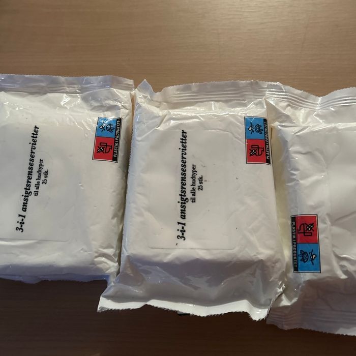 Lot de 3 paquets de lingettes démaquillante neuve