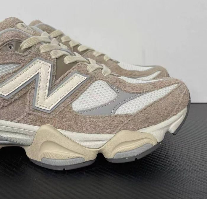 New Balance 9060 taille 41.5 - photo numéro 2