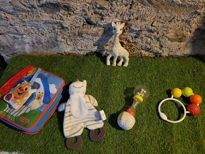 Lot de jouets bébé