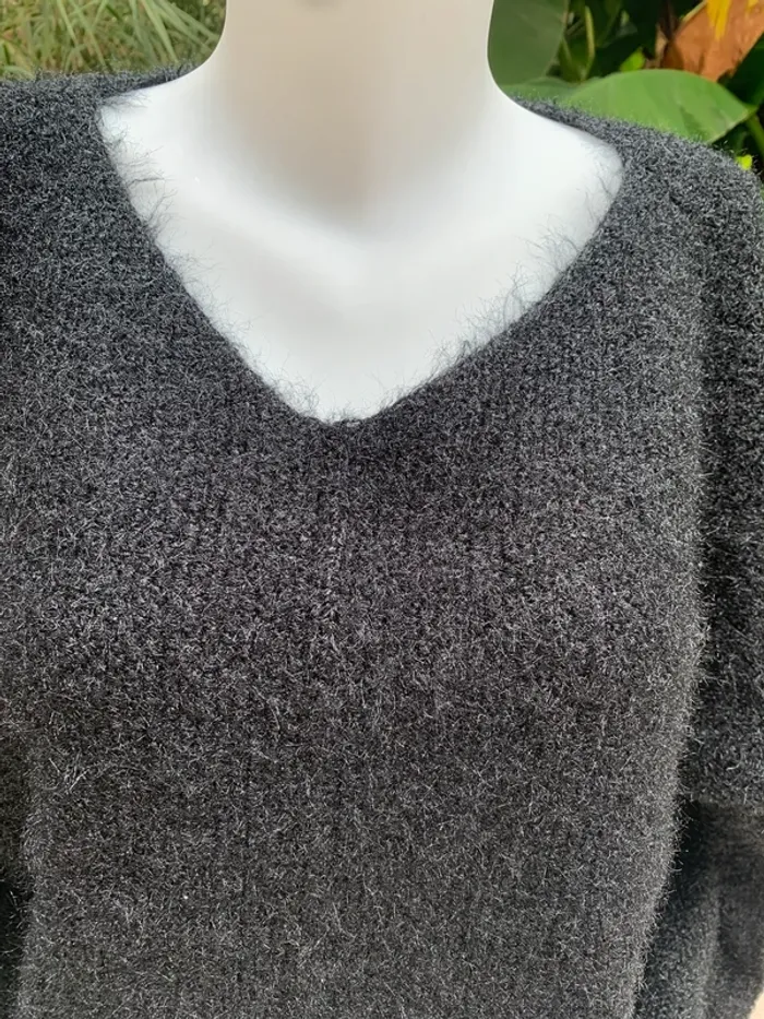 Pull Tissaia col V noir tres bon état taille 42/44 - photo numéro 3