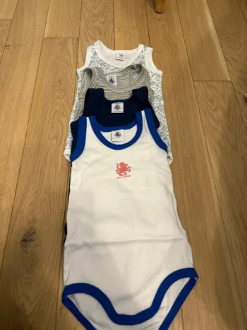 Lot 7 bodies sans manches Petit Bateau 6 mois