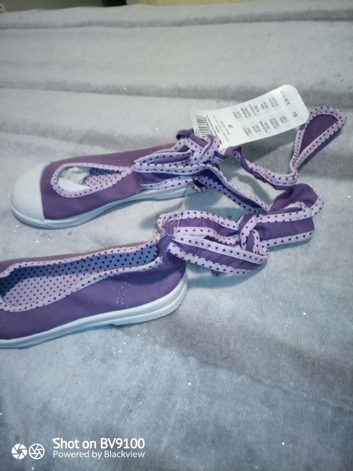 Chaussure neuve pointure 28 tape à l'oeil