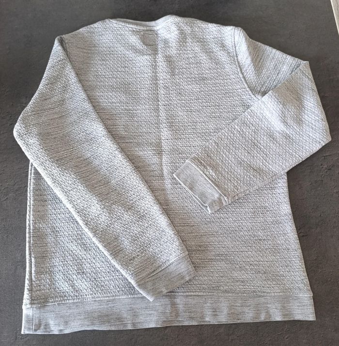 Pull gris
Taille : M - photo numéro 2