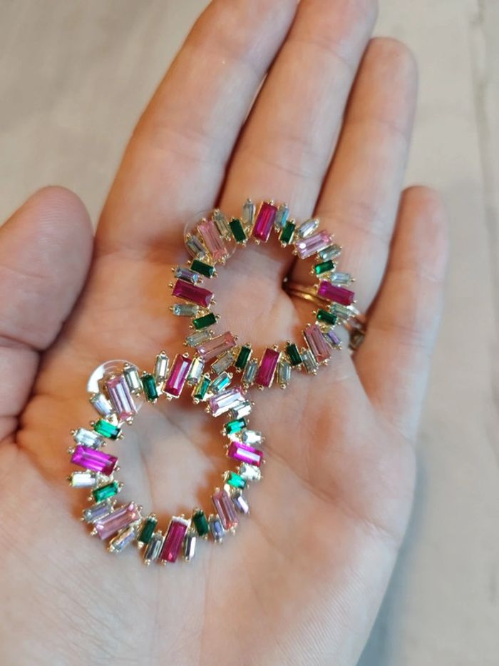 Très jolies boucles d'oreilles neuves dorées, roses et vertes - photo numéro 2