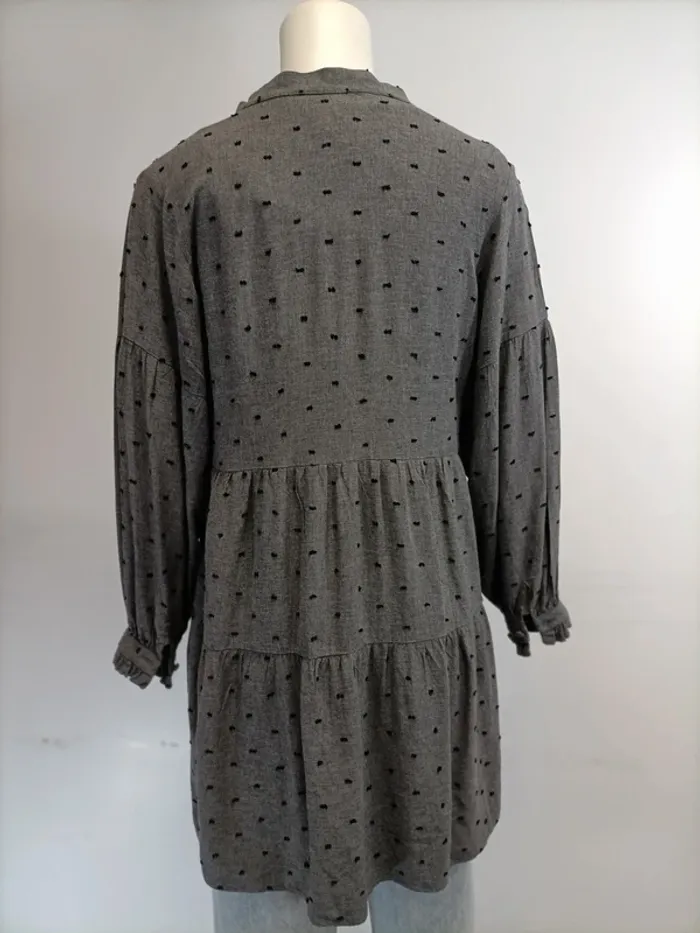Robe Zara Grise pois noirs - taille S - volants - Noeud à l'avant col en V - Viscose A422 - photo numéro 4
