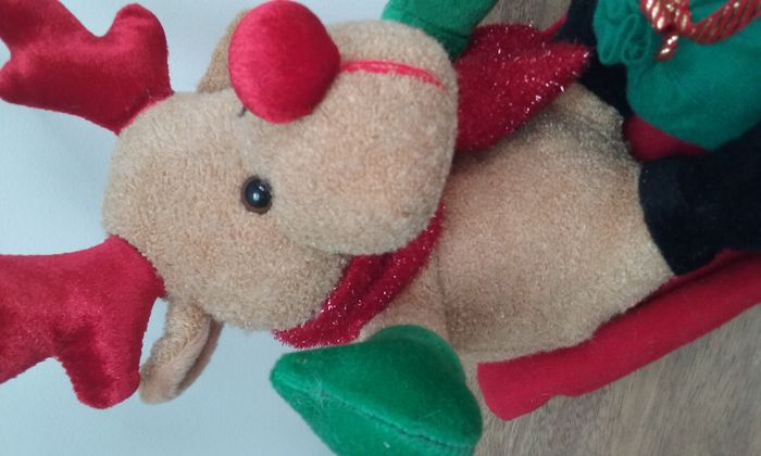 Petit renne peluche sur sa luge - photo numéro 2